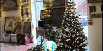 У Чернігові прикрасили церкву вогниками надії (Фото)