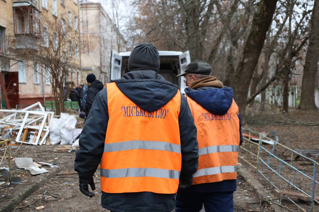 У Чернігові триває ліквідація наслідків нічної атаки безпілотником