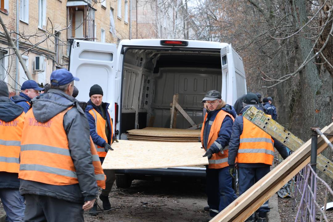 У Чернігові триває ліквідація наслідків нічної атаки безпілотником