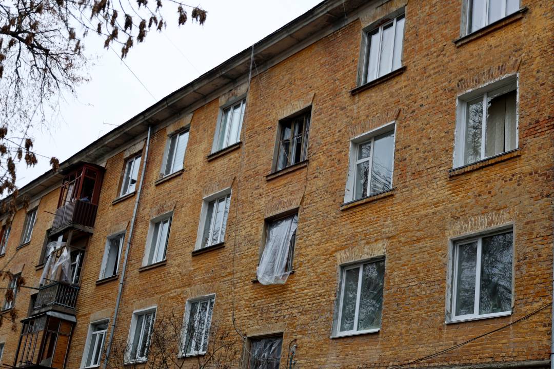 У Чернігові триває ліквідація наслідків нічної атаки безпілотником