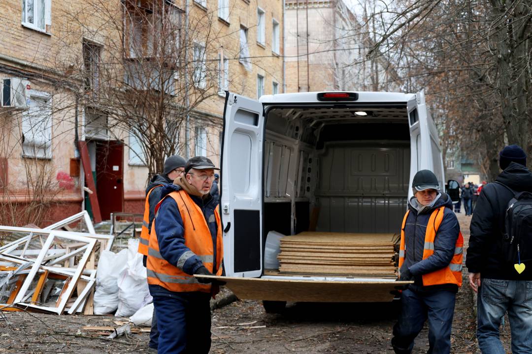 У Чернігові триває ліквідація наслідків нічної атаки безпілотником