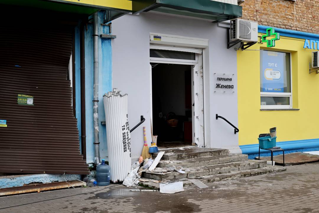 У Чернігові триває ліквідація наслідків нічної атаки безпілотником