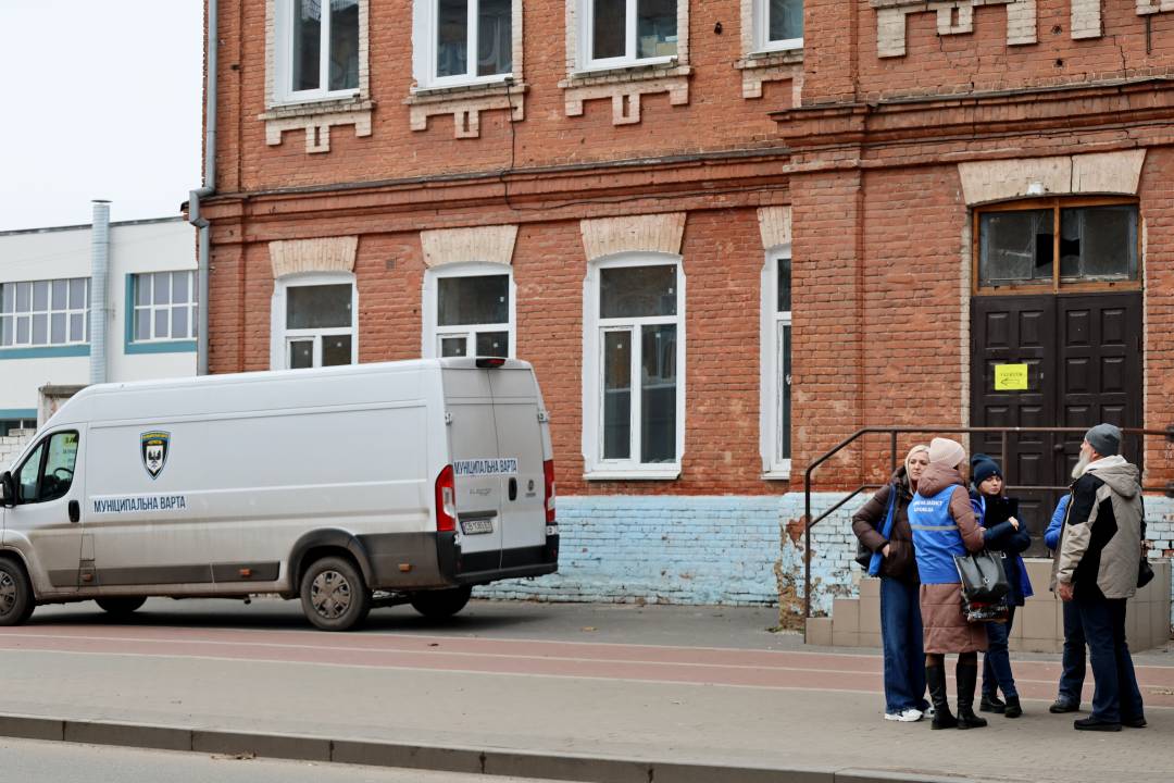 У Чернігові триває ліквідація наслідків нічної атаки безпілотником