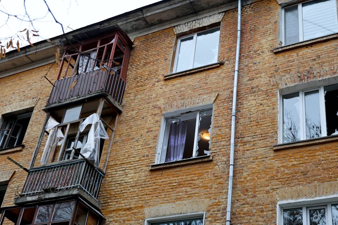 У Чернігові триває ліквідація наслідків нічної атаки безпілотником