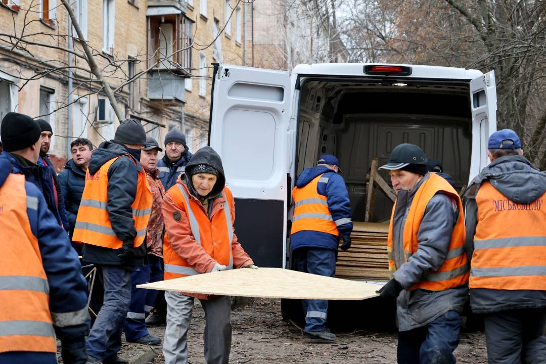 У Чернігові триває ліквідація наслідків нічної атаки безпілотником