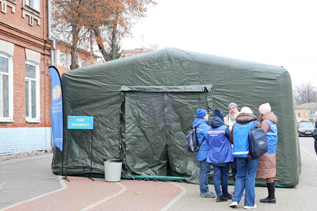 У Чернігові триває ліквідація наслідків нічної атаки безпілотником