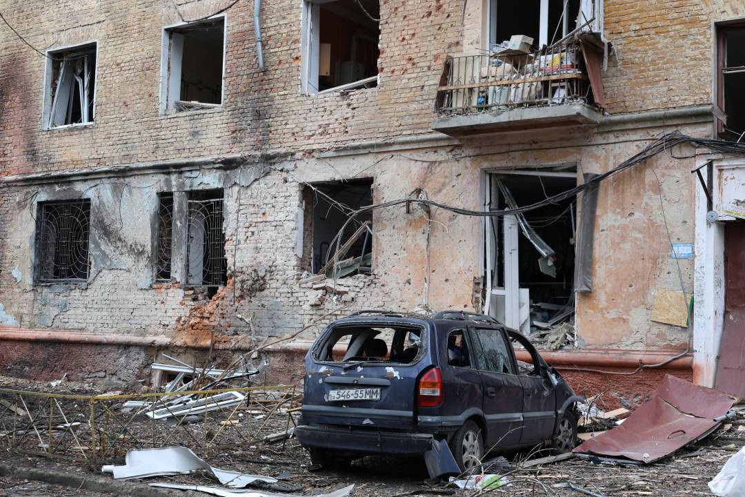 У Чернігові триває ліквідація наслідків нічної атаки безпілотником