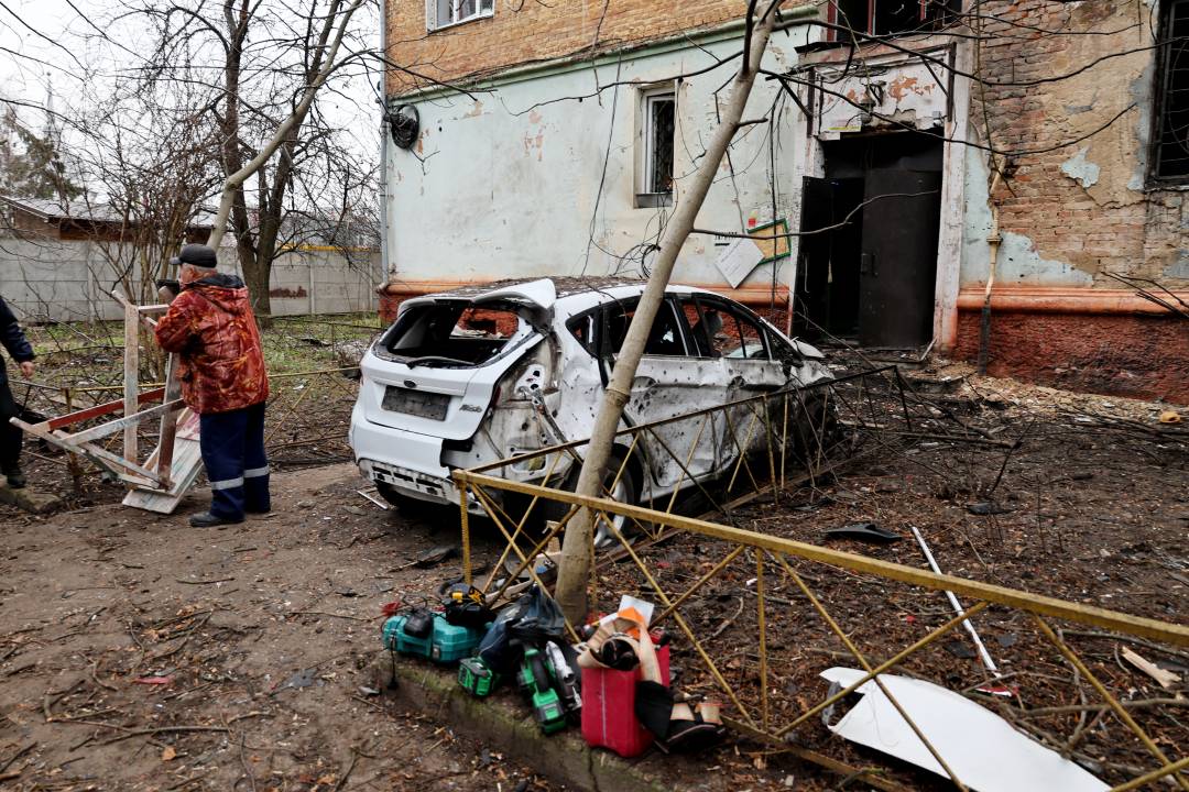 У Чернігові триває ліквідація наслідків нічної атаки безпілотником