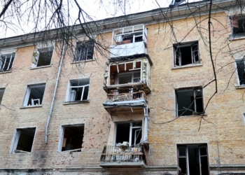 У Чернігові триває ліквідація наслідків нічної атаки безпілотником