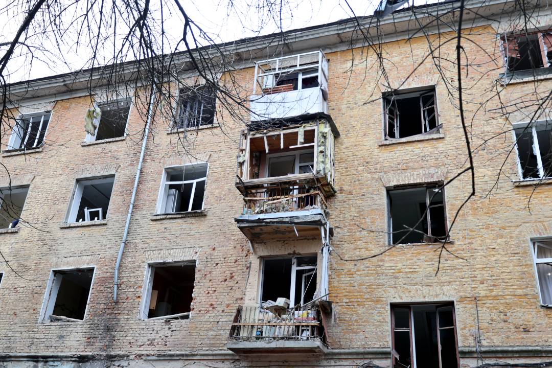 У Чернігові триває ліквідація наслідків нічної атаки безпілотником