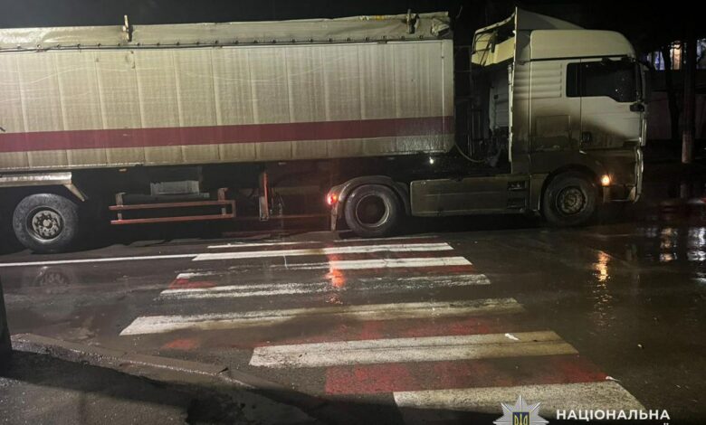 У Чернігові вантажівка на смерть збила жінку (Фото)