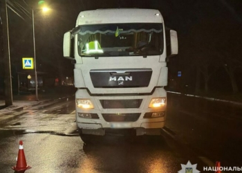 У Чернігові вантажівка на смерть збила жінку (Фото) У Чернігові вантажівка на смерть збила жінку (Фото)