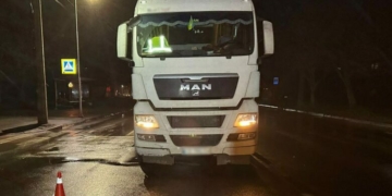 У Чернігові вантажівка на смерть збила жінку (Фото)