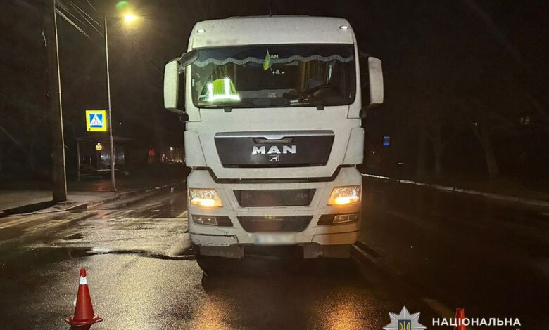 У Чернігові вантажівка на смерть збила жінку (Фото)