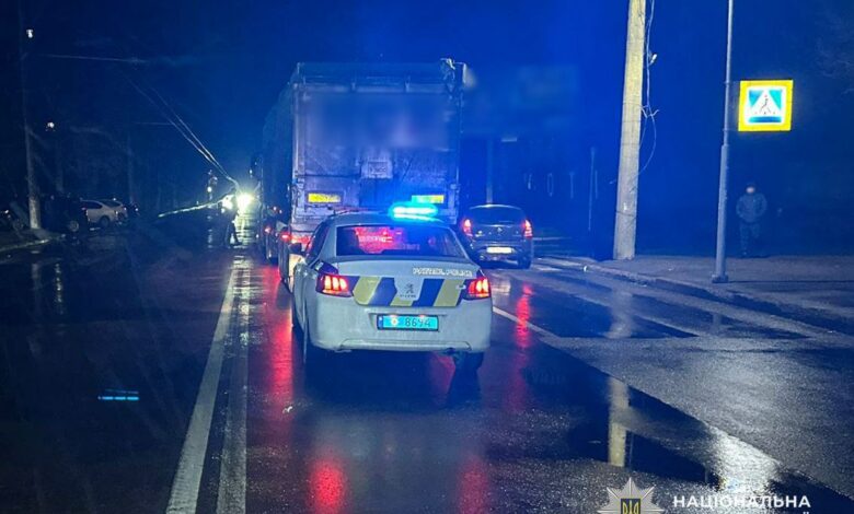 У Чернігові вантажівка на смерть збила жінку (Фото)