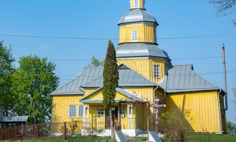 «Вікна відновлять скоро, фасад — після огляду»: що відомо про ремонт Микільської церкви після обстрілу