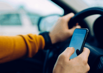 Водій відволікся на телефон: на Чернігівщині перекинулася автівка Водій відволікся на телефон: на Чернігівщині перекинулася автівка