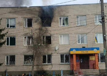 Ворожі «герані» уразили райвідділ поліції на Чернігівщині: наслідки атаки (Фото) Ворожі «герані» уразили райвідділ поліції на Чернігівщині: наслідки атаки (Фото)