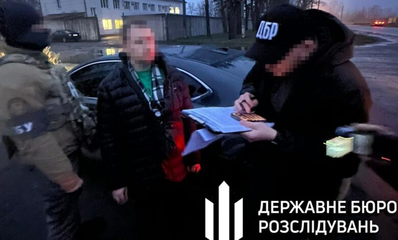 За 2,5 тисячі доларів пропонував уникнути відповідальності «чорним лісорубам»: на хабарі затримали прокурора окружної прокуратури Чернігівщини