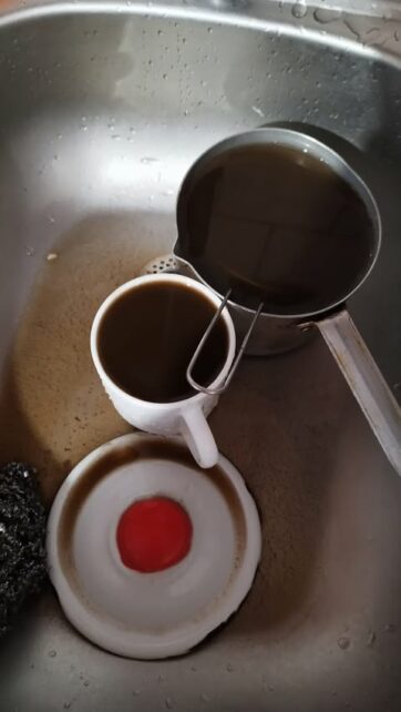 Замість води – іржа: жителі будинку по вулиці Любецькій скаржаться на стан води (Відео)