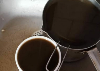 Замість води – іржа: жителі будинку по вулиці Любецькій скаржаться на стан води (Відео) Замість води – іржа: жителі будинку по вулиці Любецькій скаржаться на стан води (Відео)