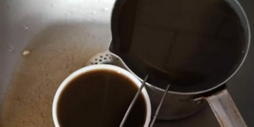 Замість води – іржа: жителі будинку по вулиці Любецькій скаржаться на стан води (Відео)