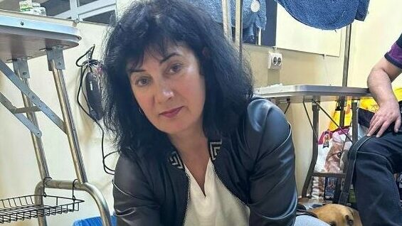 Жителька чернігівського прикордоння під обстрілами продовжує дбати про 32 собак і 35 котів