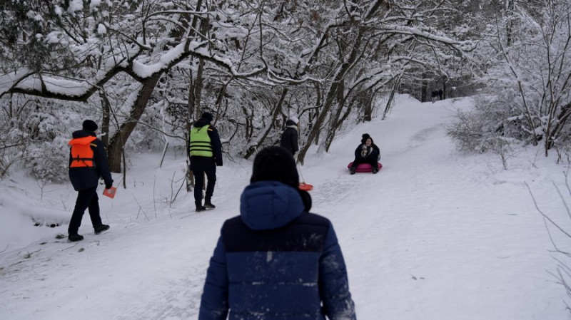 Як врятувати людину з-під криги: у Чернігові фахівці ДСНС нагадали школярам про правила безпечної поведінки на льоду