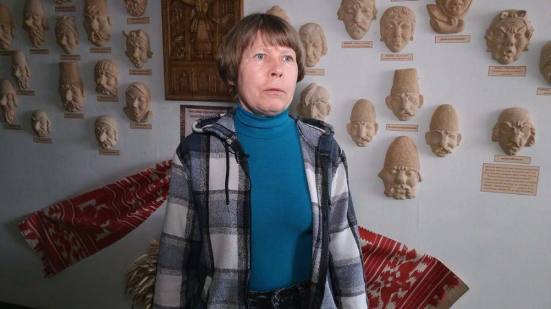 Не користується Інтернетом, а образи створює уява: на Чернігівщині чоловік зробив 38 керамічних масок за твором Гоголя