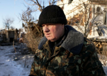 «Вікон та стелі немає, а ялинка вистояла»: що розповідають мешканці пошкоджених будинків про атаку РФ на Чернігів