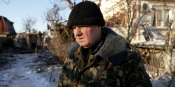 «Вікон та стелі немає, а ялинка вистояла»: що розповідають мешканці пошкоджених будинків про атаку РФ на Чернігів