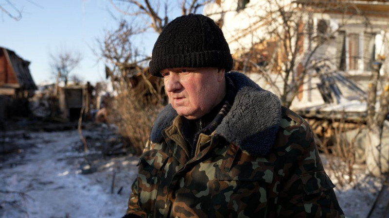 "Вікон та стелі немає, а ялинка вистояла": що розповідають мешканці пошкоджених будинків про атаку РФ на Чернігів