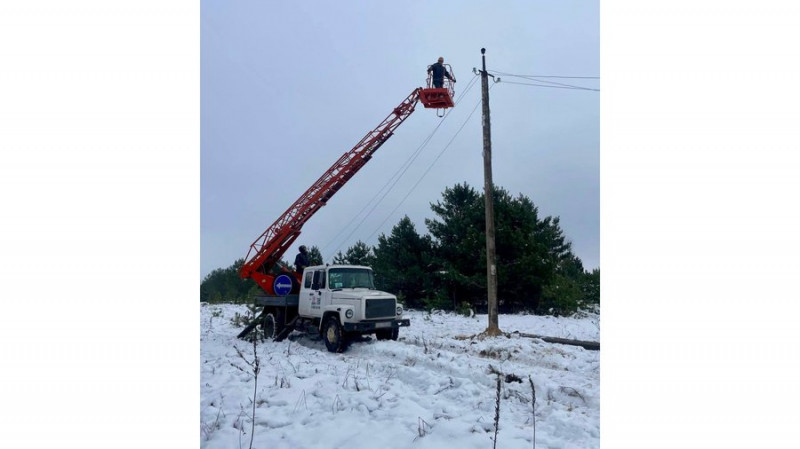 "Енергосистема функціонує на межі": щодня до відновлення електрики на Чернігівщині задіяні близько 400 спеціалістів