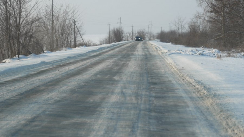 Люди катаються на ковзанах, а автівки зносить: в якому стані дороги на Чернігівщині