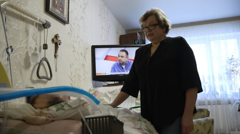 "Заручник свого тіла": як чернігівець живе на апараті ШВЛ, коли світла може не бути 16 годин на добу