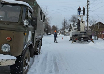 «Снарядами вже не обстрілюють – тільки дрони»: як працюють енергетики у громадах на прикордонні Чернігівщини