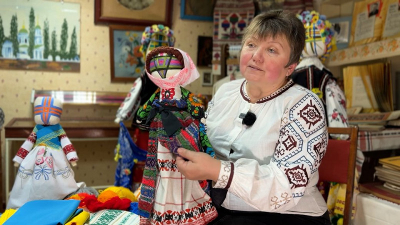 Не користується Інтернетом, а образи створює уява: на Чернігівщині чоловік зробив 38 керамічних масок за твором Гоголя