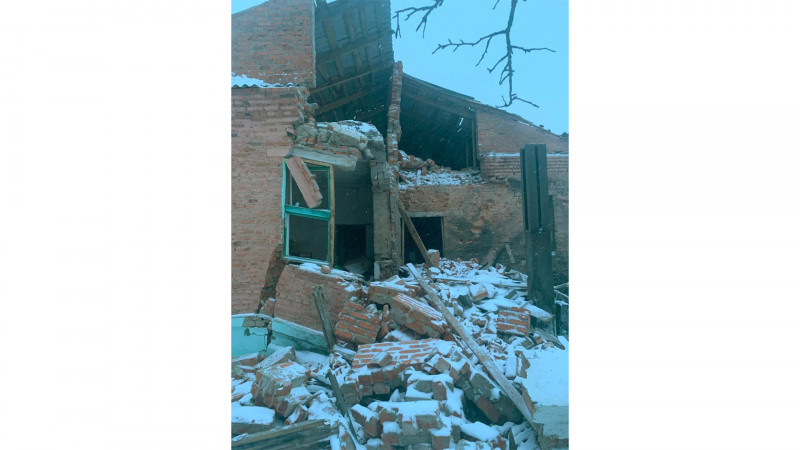 Знищені 3 службові автомобілі й господарські приміщення: наслідки атаки армії РФ по лікарні у Семенівці на Чернігівщині