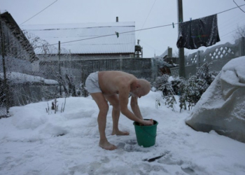 У 81 рік танцює босоніж на снігу, займається спортом та порається по господарству: історія пенсіонера з Новоселівки