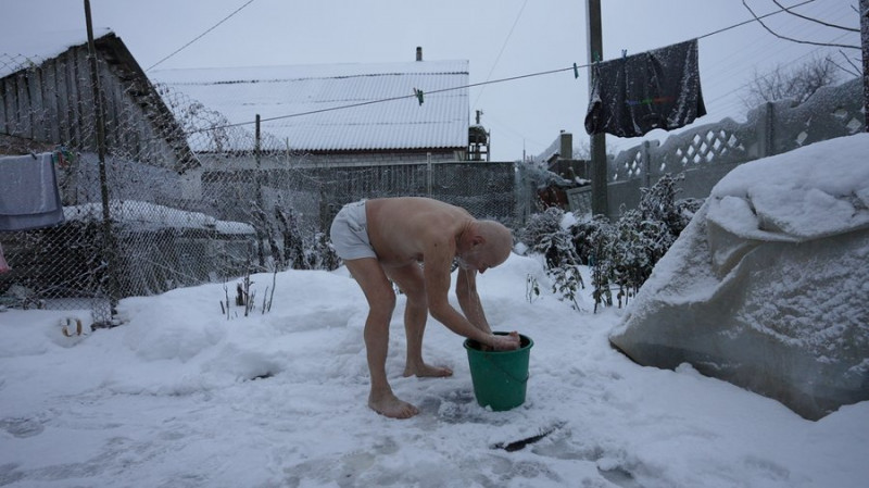 У 81 рік танцює босоніж на снігу, займається спортом та порається по господарству: історія пенсіонера з Новоселівки