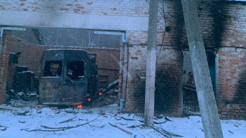 Знищені 3 службові автомобілі й господарські приміщення: наслідки атаки армії РФ по лікарні у Семенівці на Чернігівщині