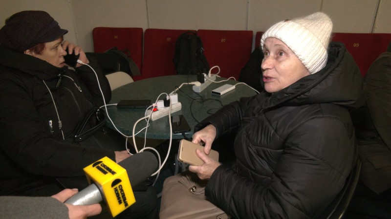 Заряджають ґаджети у пунктах незламності та чекають на відновлення електрики: яка ситуація у Славутичі після атаки РФ