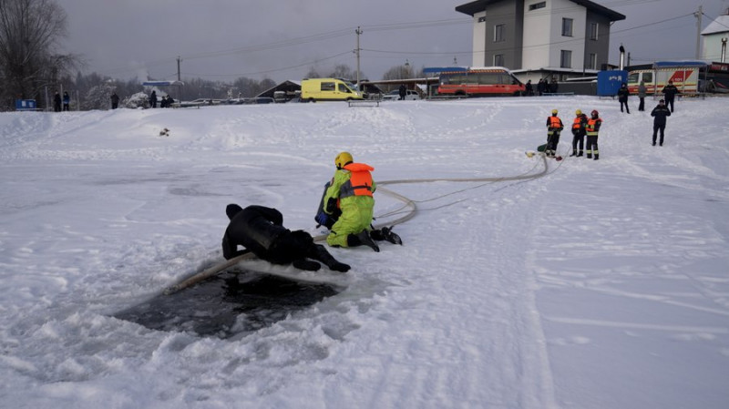 Як врятувати людину з-під криги: у Чернігові фахівці ДСНС нагадали школярам про правила безпечної поведінки на льоду