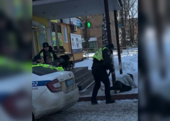 «Штовхали людей, вдарили мене по голові»: чернігівка про конфлікт між патрульними та чоловіком, якого доставили до ТЦК