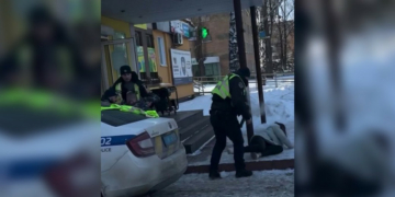 «Штовхали людей, вдарили мене по голові»: чернігівка про конфлікт між патрульними та чоловіком, якого доставили до ТЦК