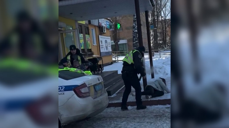 "Штовхали людей, вдарили мене по голові": чернігівка про конфлікт між патрульними та чоловіком, якого доставили до ТЦК