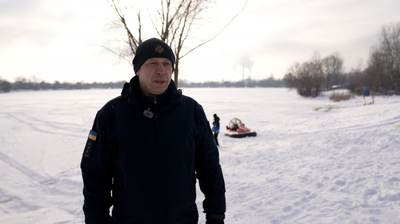 Як врятувати людину з-під криги: у Чернігові фахівці ДСНС нагадали школярам про правила безпечної поведінки на льоду