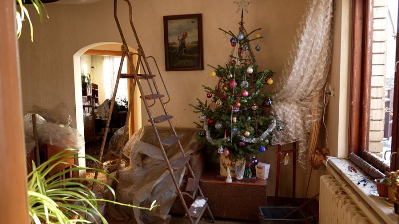 "Вікон та стелі немає, а ялинка вистояла": що розповідають мешканці пошкоджених будинків про атаку РФ на Чернігів