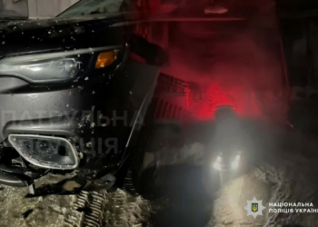 У Чернігові водій з ознаками алкогольного сп’яніння в’їхав у припарковане біля будинку авто