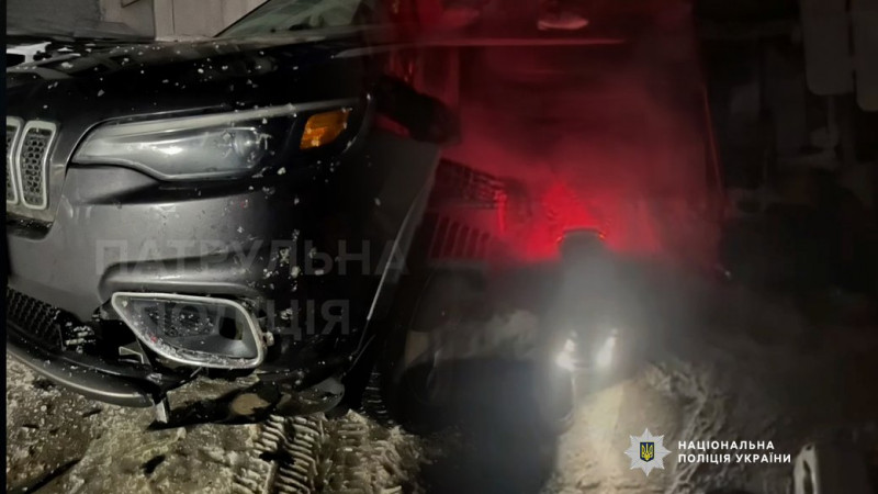 У Чернігові водій з ознаками алкогольного сп'яніння в'їхав у припарковане біля будинку авто